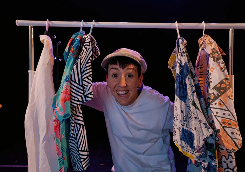 Imagen del evento:Una persona con una percha de ropa